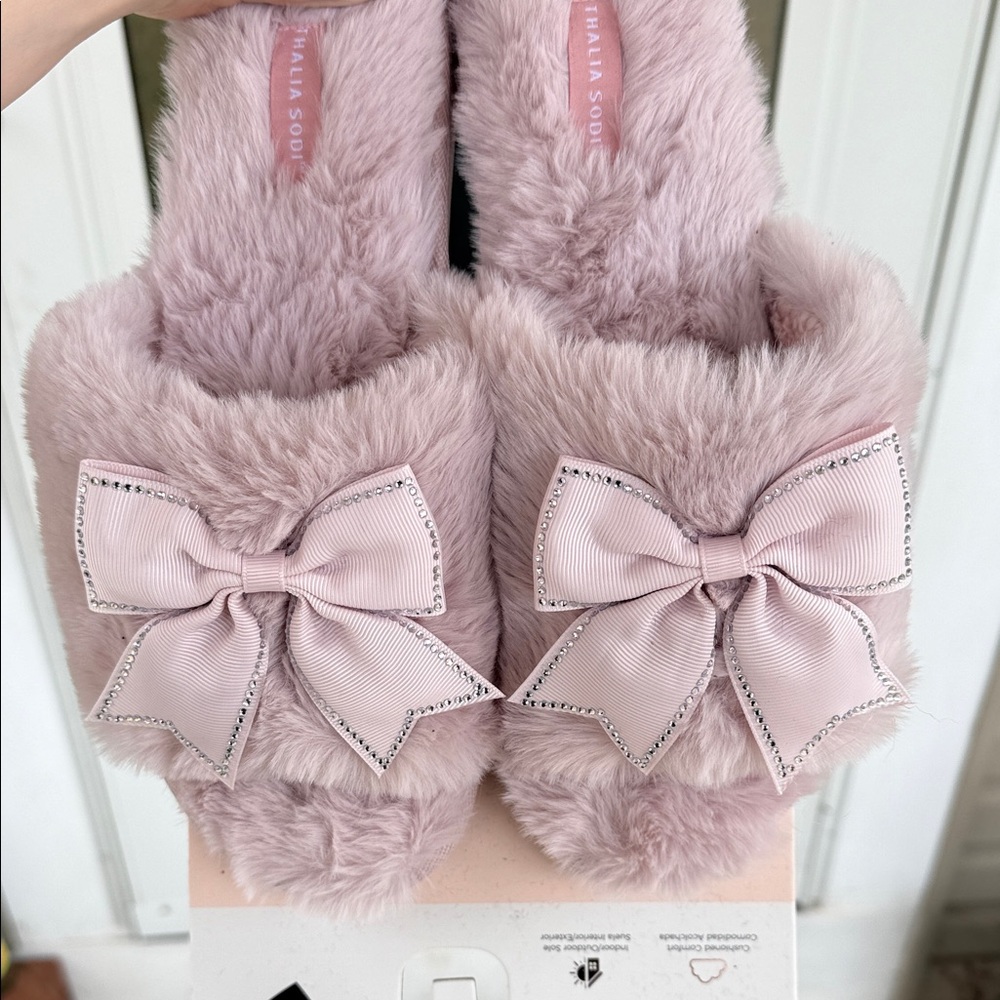 NWT - Pink Fuzzy Slippers with Bow L (9/10)